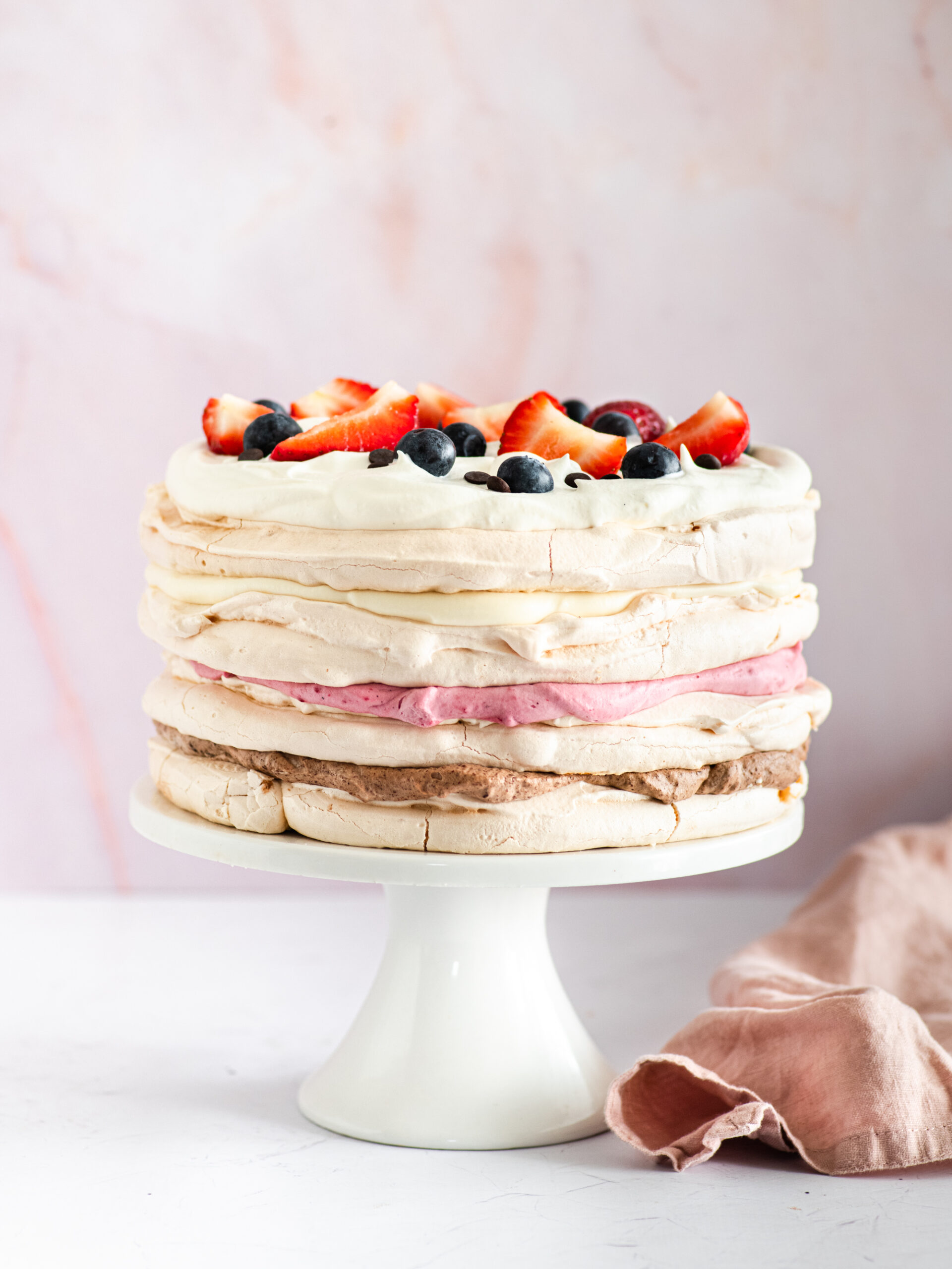 Dvostruko čokoladna beze mousse torta s borovnicama