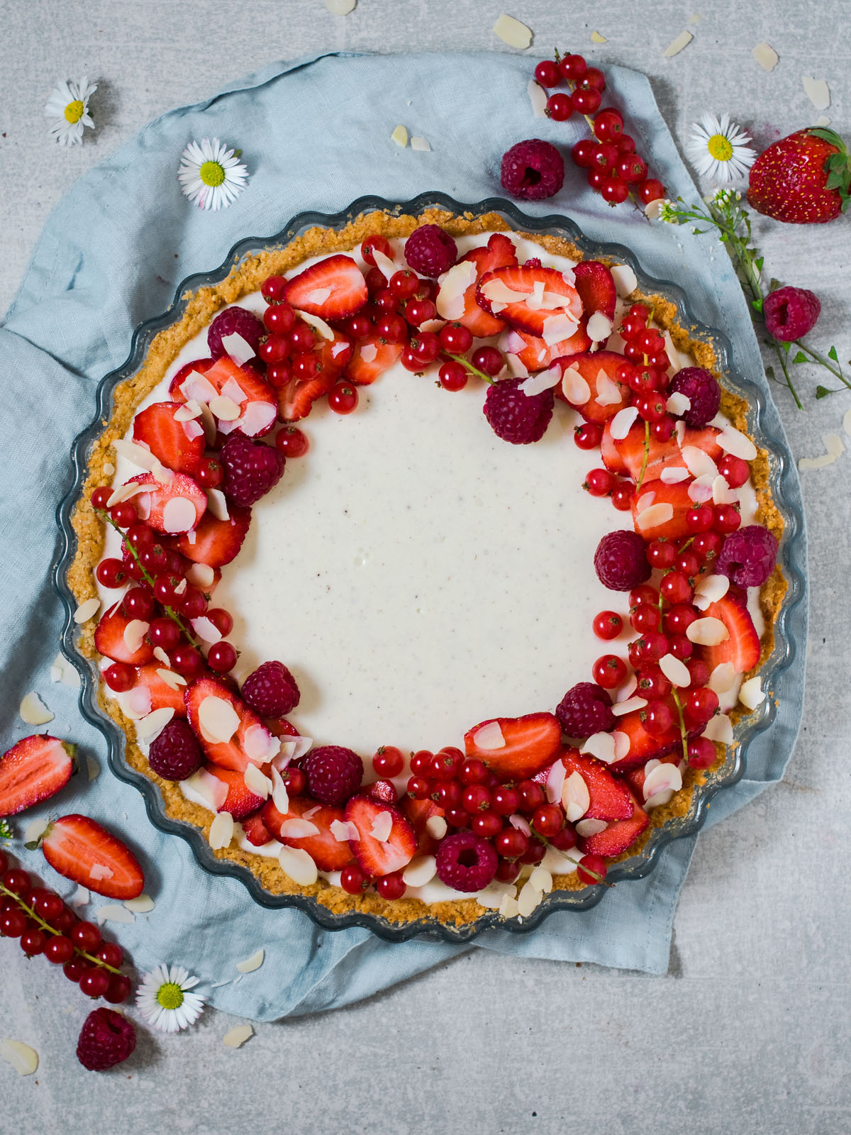 Proljetni tart s jagodama i slatkim vrhnjem