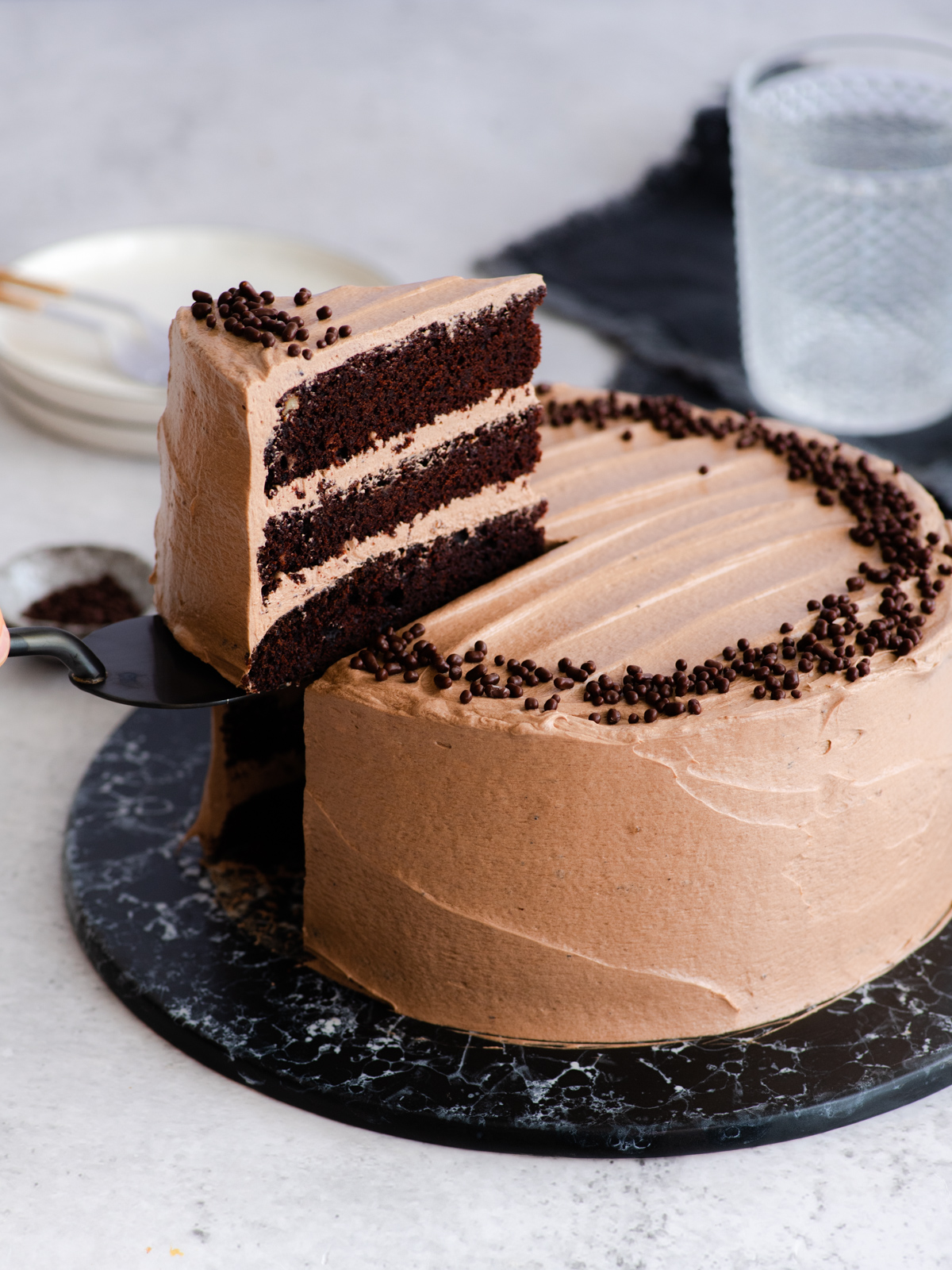 Devil’s food cake – bogata čokoladna torta s kremom na bazi švicarske meringe